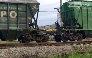 Жители Петрозаводска показали, как не нужно проходить через железнодорожные пути
