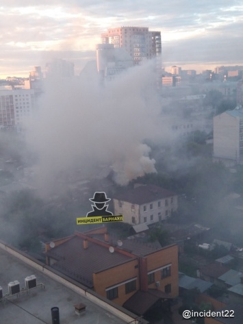 В выгоревшем дотла заброшенном доме в центре Барнаула обнаружили труп