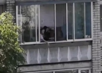Подростков, швыряющих мусор с балкона, засняли в Благовещенске