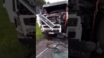 Очевидец: водителю грузовика оторвало ногу в результате ДТП на кузбасской трассе