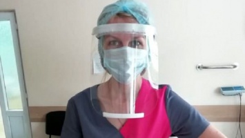 Барнаулец печатает на 3D-принтере маски и раздает их врачам
