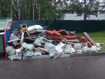 Кемеровчане пожаловались на возникшую во дворе гору мусора
