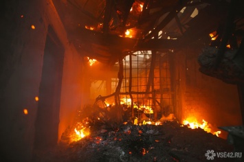 Полурасселенный барак снова загорелся в Ленинске-Кузнецком