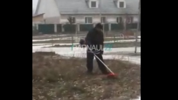 В алтайском селе косят траву со снегом к приезду Медведева