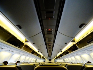 Спрятавшийся в туалете пассажир вызвал панику на борту самолета в Барселоне