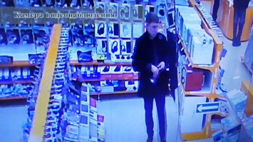 Похитители-гастролеры вынесли технику из беловского супермаркета в "специальных" пакетах