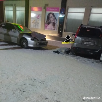 Протаранивший несколько машин «эпилептик» насмерть сбил женщину на парковке в Барнауле
