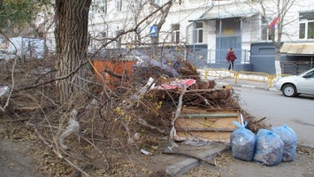 В центре Саратова растет стихийная свалка между школой и церковью