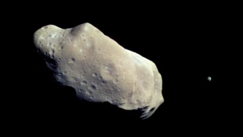 В сторону Земли несется опасный астероид