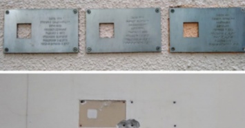 Сорванные таблички с именами жертв репрессий в Екатеринбурге будут восстановлены