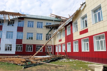 Торнадо пронесся по алтайскому селу и сорвал крышу школы