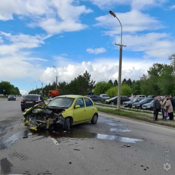 Попавший в серьезное ДТП автомобиль перекрыл полосу в Кемерове