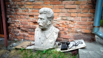 В Бийске обнаружили хорошо сохранившийся бюст Сталина