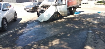 На Фрунзе в Шахтах столкнулись грузовик с Газелью - есть пострадавший