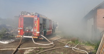 С тушением возникли сложности: в Екатеринбурге на пилораме произошел крупный пожар