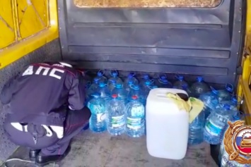 В Черняховске инспекторы ГИБДД нашли 300 литров самогона в микроавтобусе