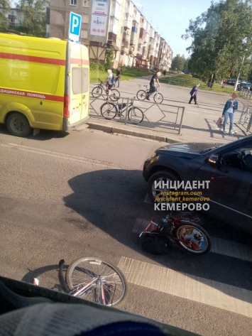 Велосипедист попал под колеса легковушки в Кемерове