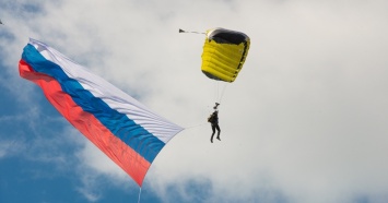 Свердловские парашютисты прыгнули с российским флагом весом в 150 килограммом