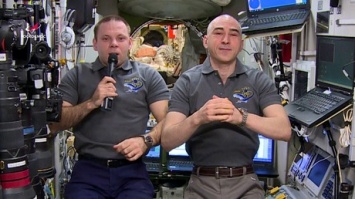 Космонавты Иванишин и Вагнер поздравили россиян с праздником со станции МКС