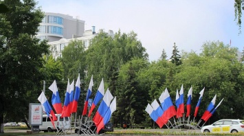 Тысячи флагов украсили Барнаул ко Дню России