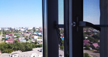 Бабушка уснула: в Екатеринбурге из окна многоэтажки выпал ребенок
