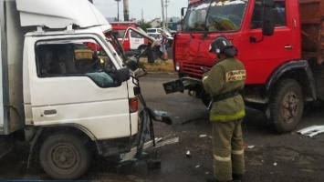 Ребенка зажало в грузовике из-за ДТП в Барнауле - очевидцы