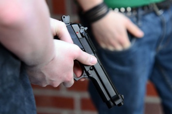 Двое мужчин открыли стрельбу по школьникам на вечеринке в США