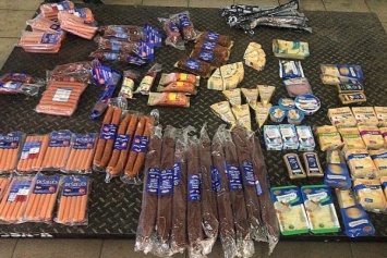 В кабине у калининградского дальнобойщика нашли 40 кг литовской колбасы и сыра