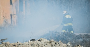 Под Нижним Тагилом из пожара в деревянном доме спаслись мать и трое детей