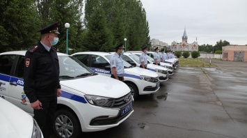 Барнаульские полицейские получили 12 новых автомобилей «Лада»