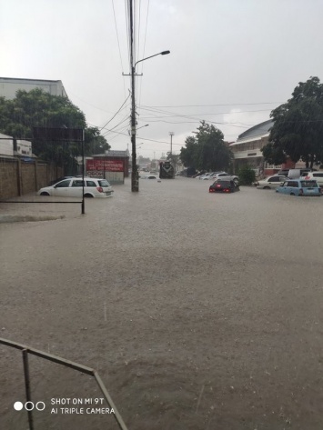 Машины ушли под воду: ливень затопил улицы Симферополя, - ФОТО, ВИДЕО