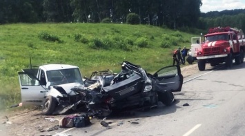 На алтайской трассе при лобовом столкновении автомобилей погибли два человека