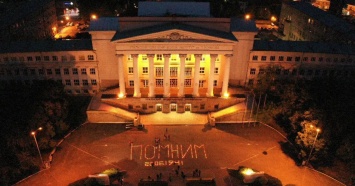 В Екатеринбурге в честь Дня памяти и скорби перед УрФУ зажглись тысячи свечей