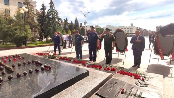 В Белгороде в День памяти и скорби прошло возложение венков к Вечному огню