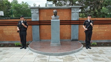 Памятник последнему Герою Советского Союза, проживавшему в Крыму, открыли в Симферополе, - ФОТО