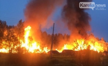Пожарные шесть часов боролись с огнем в Медвежьегорском районе
