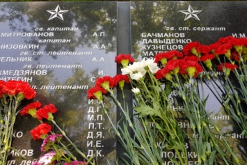 Под Переславским открыли мемориал на формально «перенесенной» братской могиле