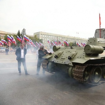 Танк повредил асфальт в центре Кемерова во время парада Победы