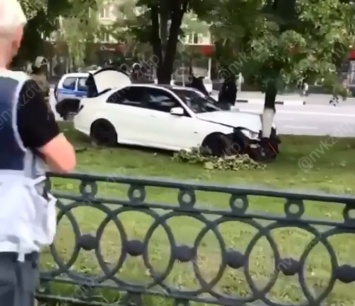 Дорогая иномарка протаранила дерево в Новокузнецке