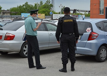 Десять автомобилей, обнаруженных на стоянках у ТЦ Благовещенска, арестовали приставы
