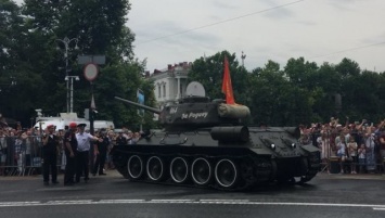 На параде Победы в Севастополе танк повернул на зрителей и заглох, - ФОТО