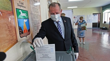 Депутат Государственной Думы Иван Лоор в числе первых проголосовал на избирательном участке в Барнауле