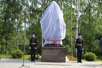 В надписи на постаменте открывшегося вчера в Петрозаводске памятника матерям нашли ошибку