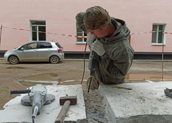 Памятник погибшим пожарным создает амурский спасатель