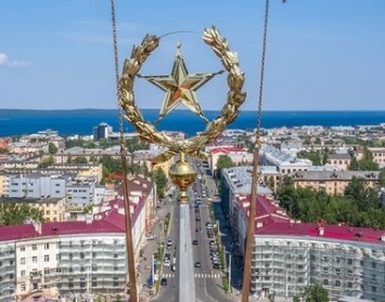 Шпиль с золотой звездой украсил здание вокзала в Петрозаводске