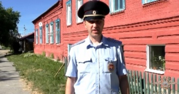«Лежал и просил о помощи»: в Невьянске участковый вынес мужчину из пожара
