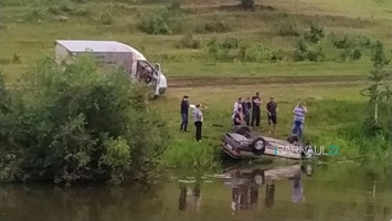 В Алтайском крае автомобиль упал в реку