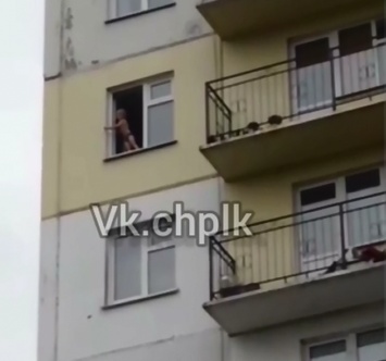 Кузбассовцы перепугались из-за детей в открытом окне многоэтажки