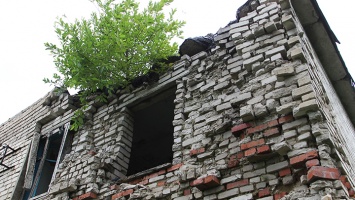 Налобихинцы уже шесть лет живут в доме с протекающей крышей