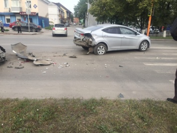 Соцсети: пьяный водитель из Кузбасса въехал в пропускающих пешехода машины